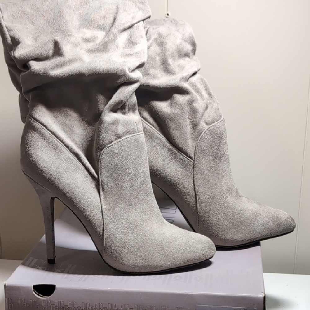 Jennifer Lopez Gray Heeled Boots with Stiletto Elegance
